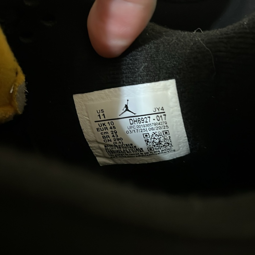 Jordan 4 Black and Yellow Thunder Sneakers - Picture 2 of 5